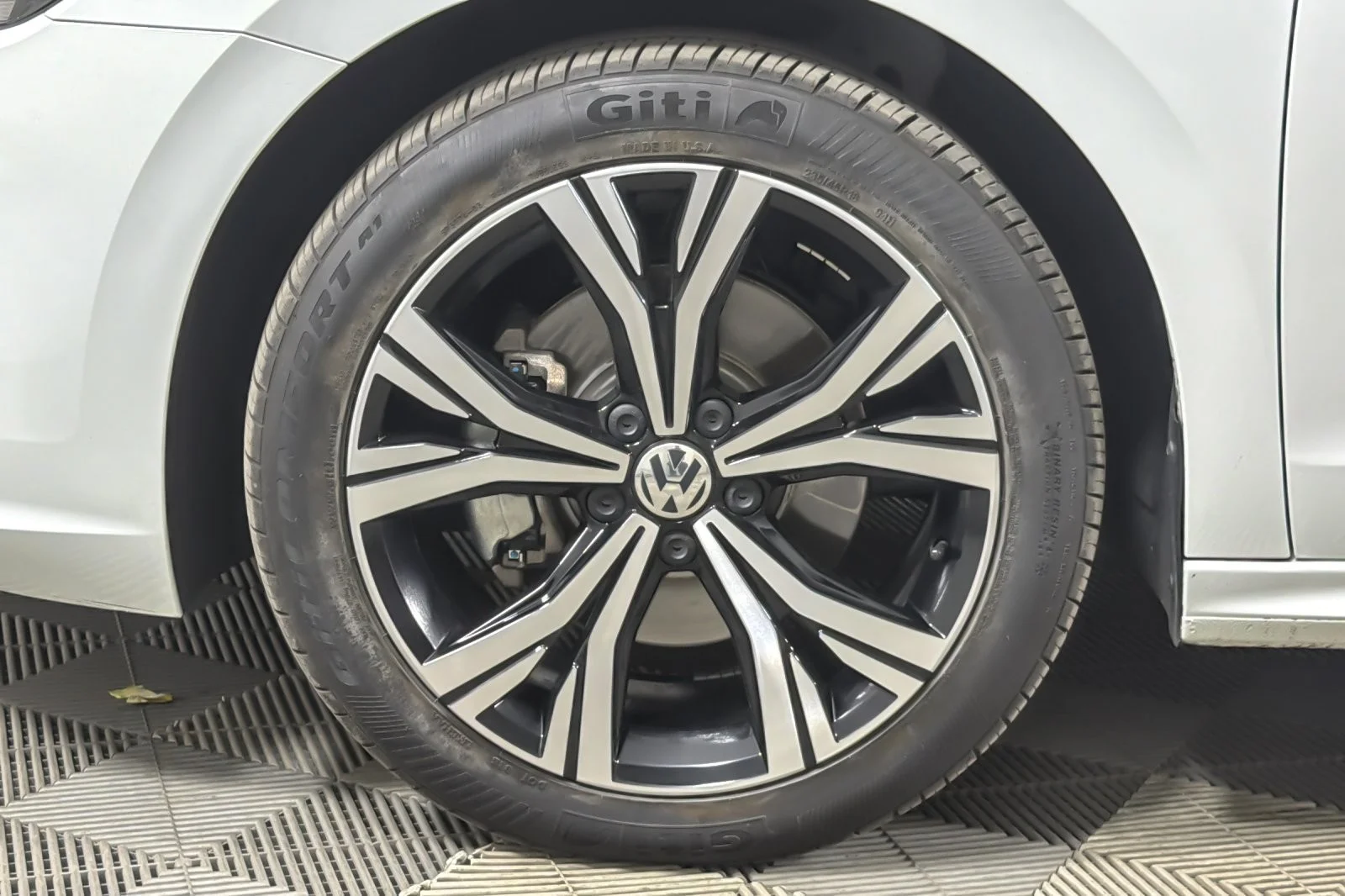 Used 2022 Pure White Volkswagen 2.0T SE Auto image 24