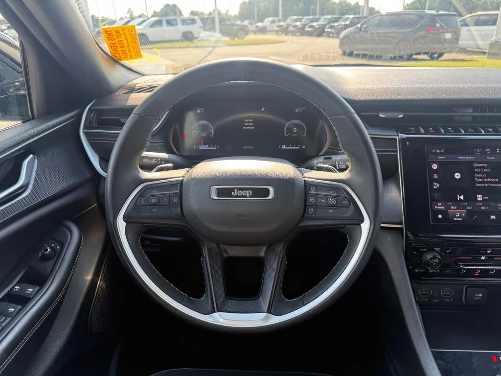 Used 2023 Silver Jeep Altitude X image 9