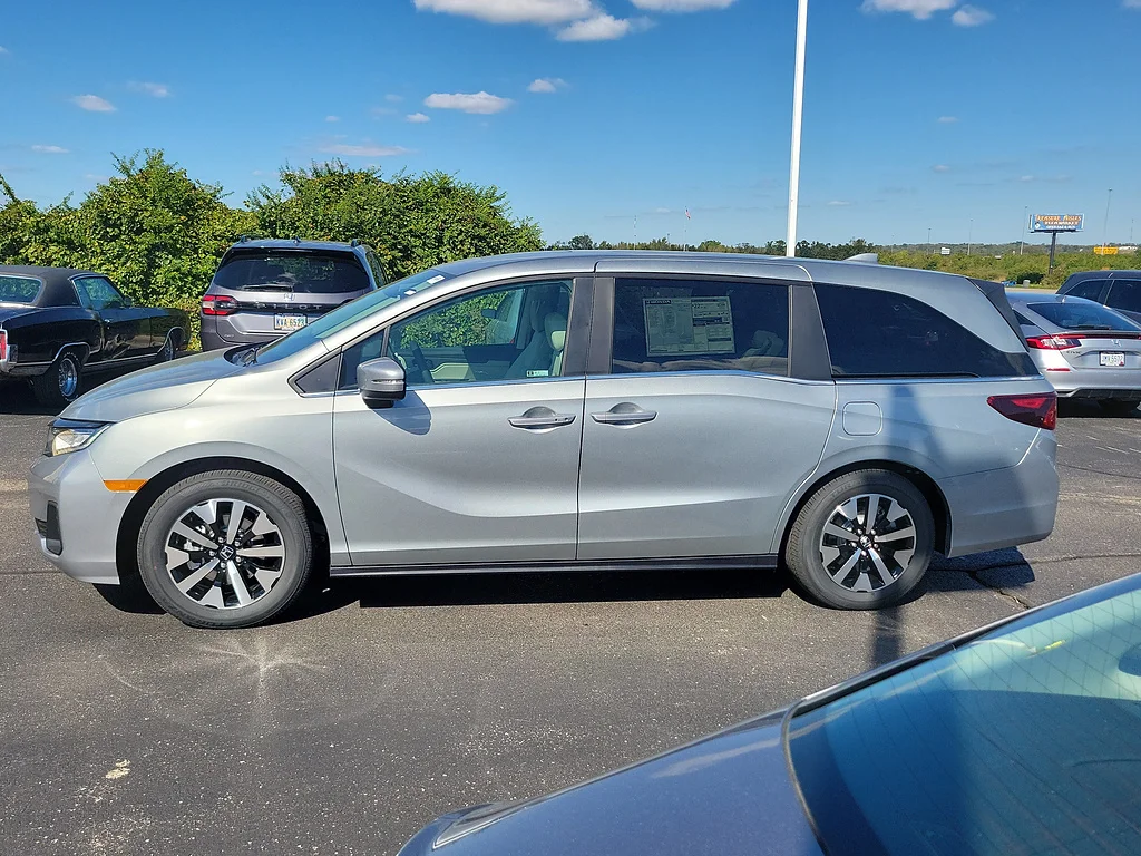 New 2027 Solar Silver Metallic Honda EX-L image 3