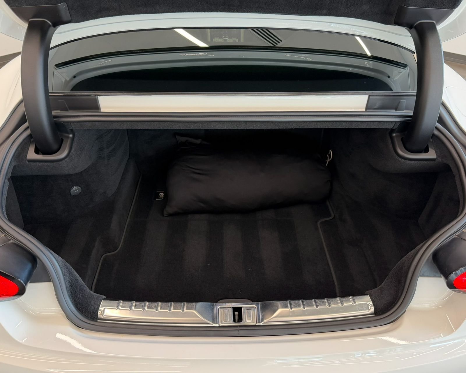 Used 2023 White Bentley V8 S image 38