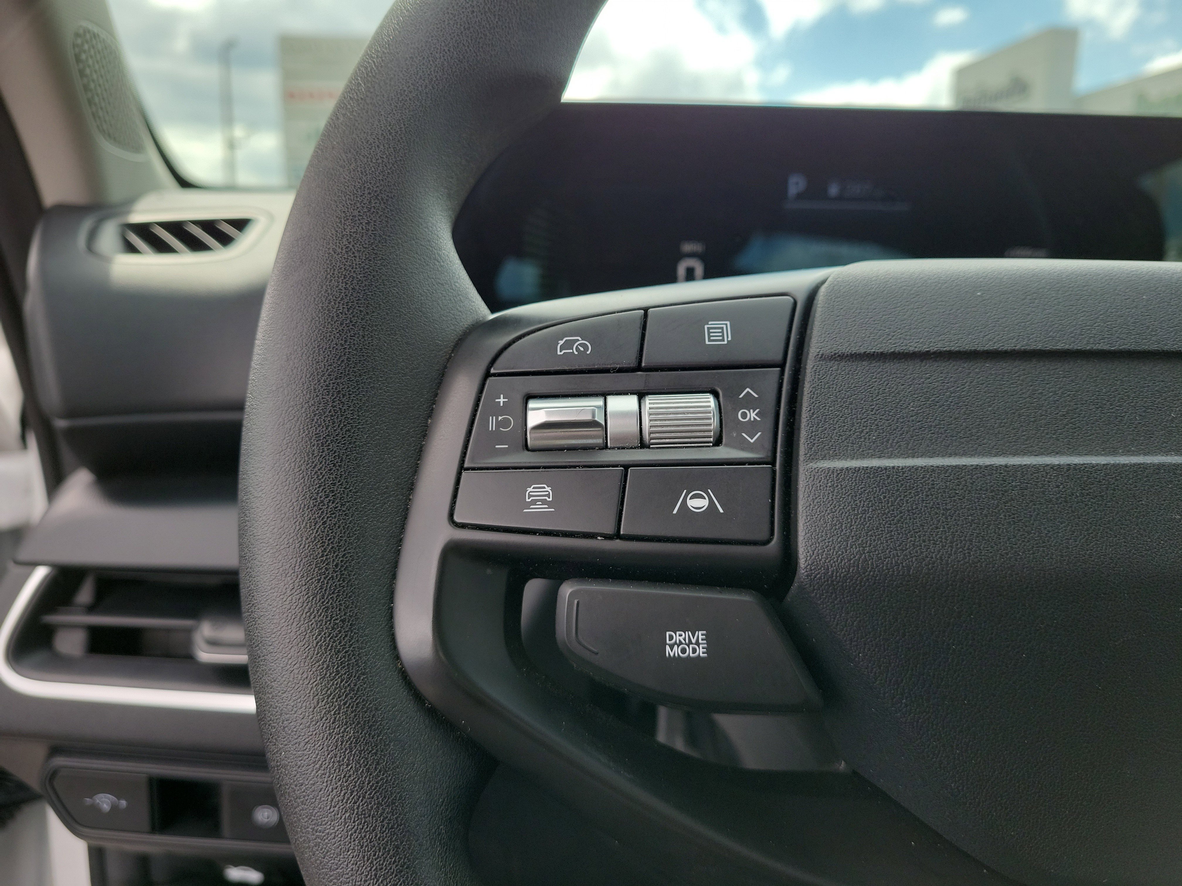 Used 2025 Snow White Pearl Kia LXS image 18