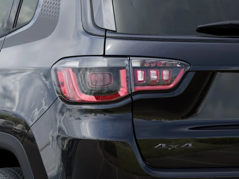 New 2026 Diamond Black Crystal Pearl-Coat Exterior Paint Jeep Latitude image 5