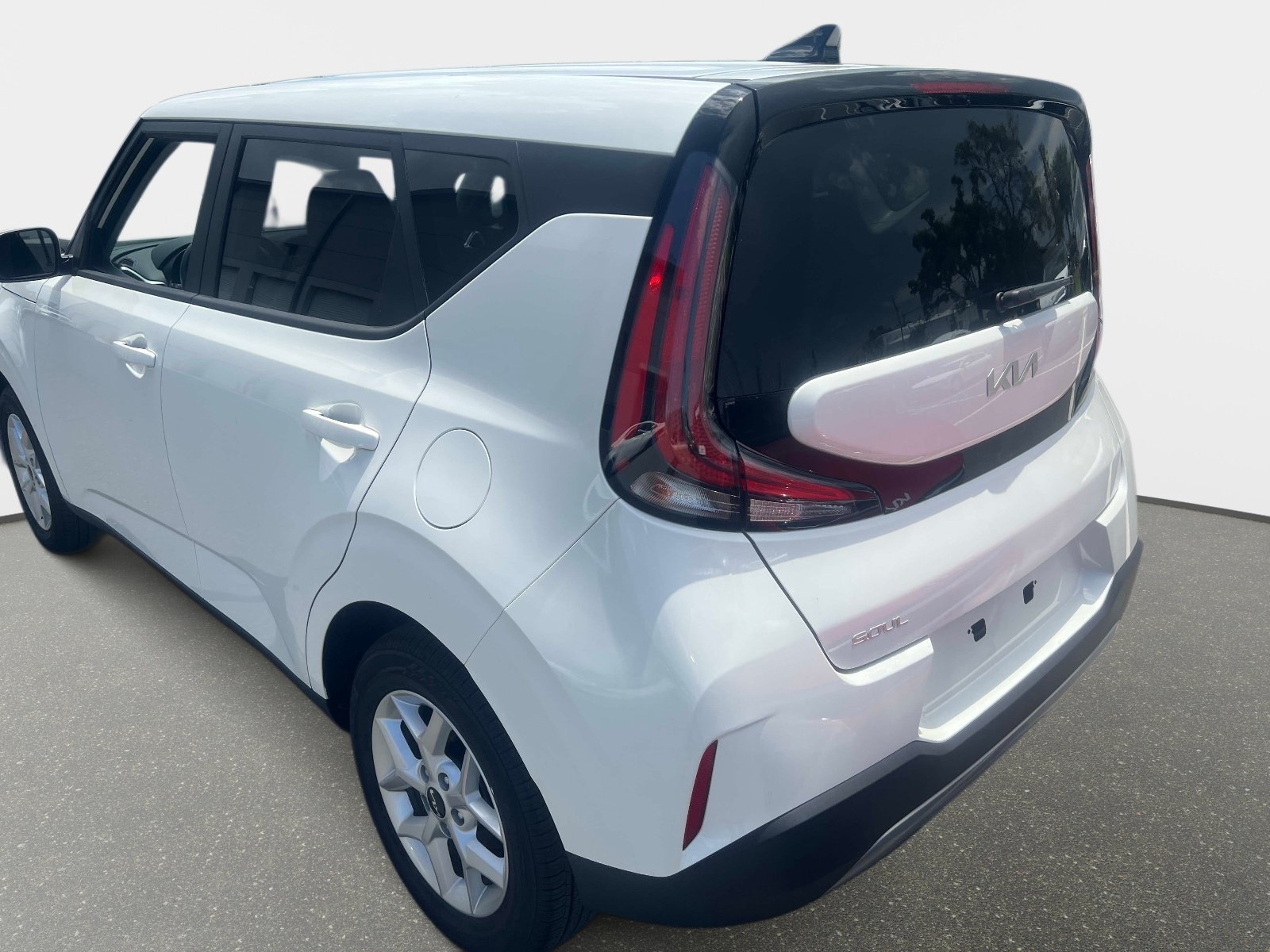 Used 2025 White Kia LX image 4