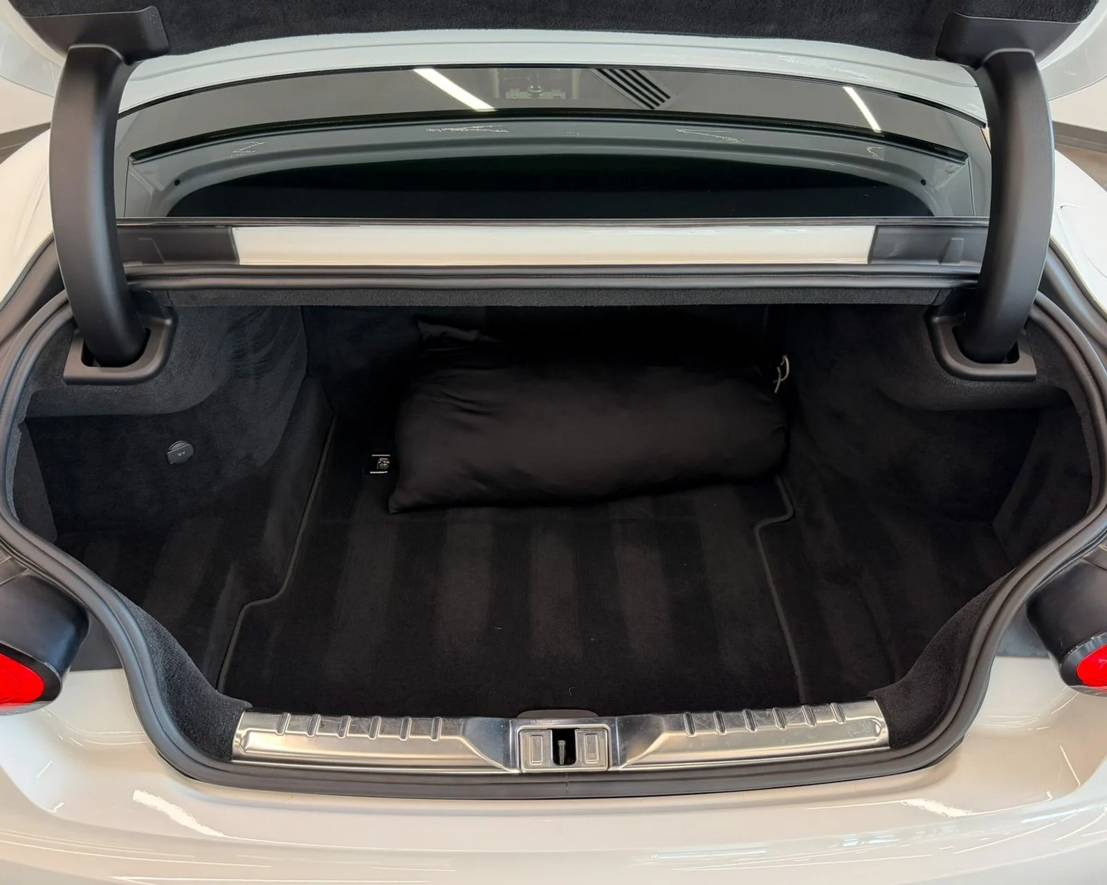 Used 2023 White Bentley V8 S image 38