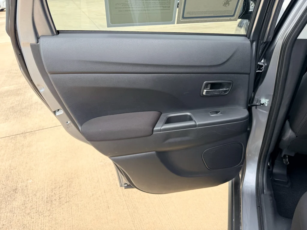 Used 2024 Labrador Black Pearl Mitsubishi ES image 19