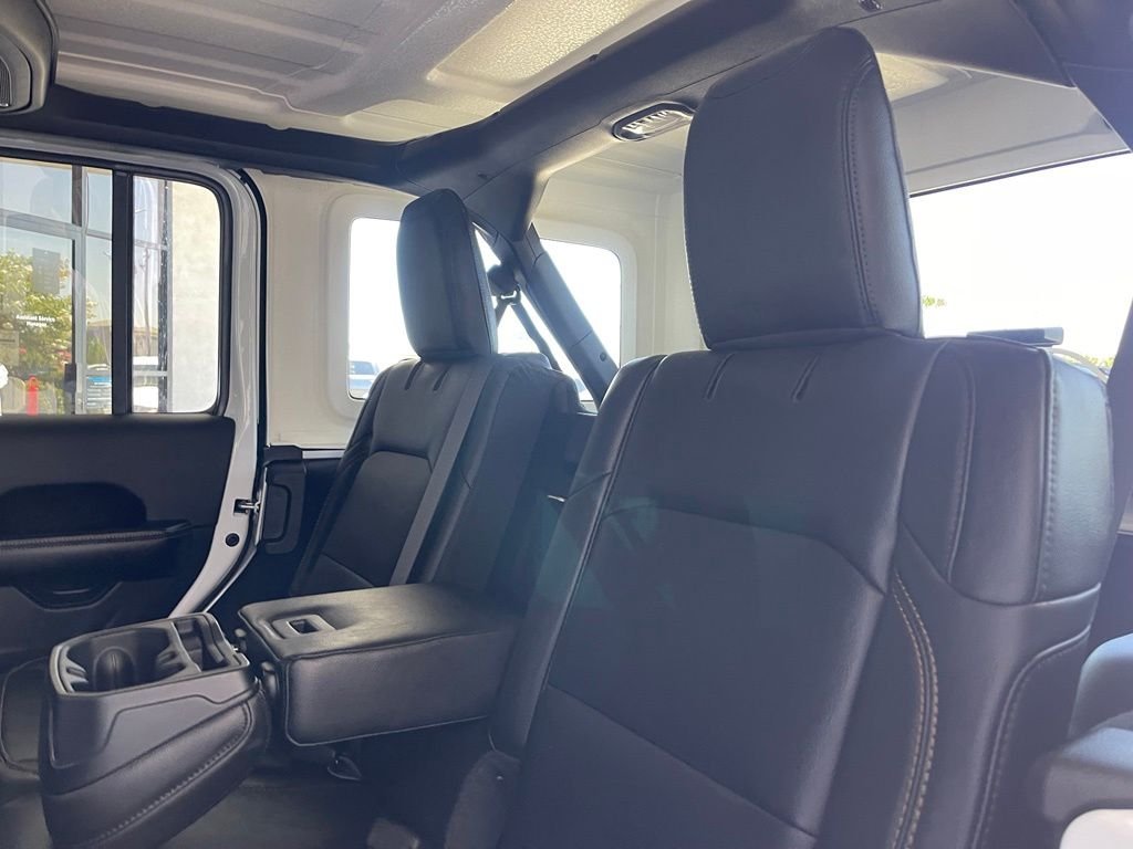 New 2026 Bright White Clear-Coat Exterior Paint Jeep Sahara image 10