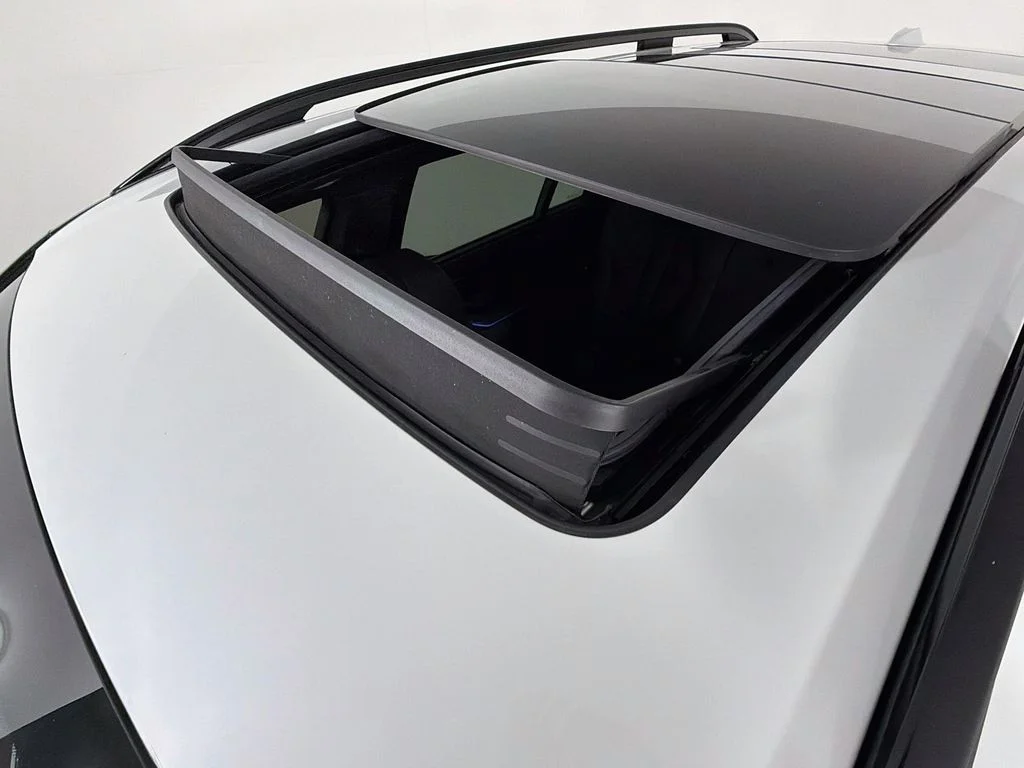 Used 2024 White BMW M60i image 23