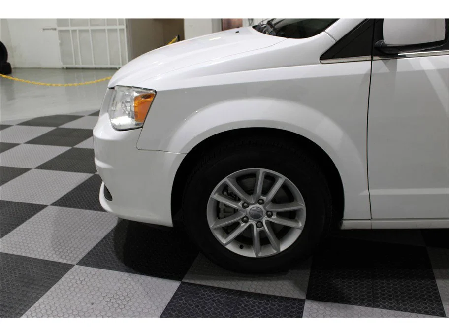Used 2019 White Knuckle Clearcoat Dodge SXT image 9