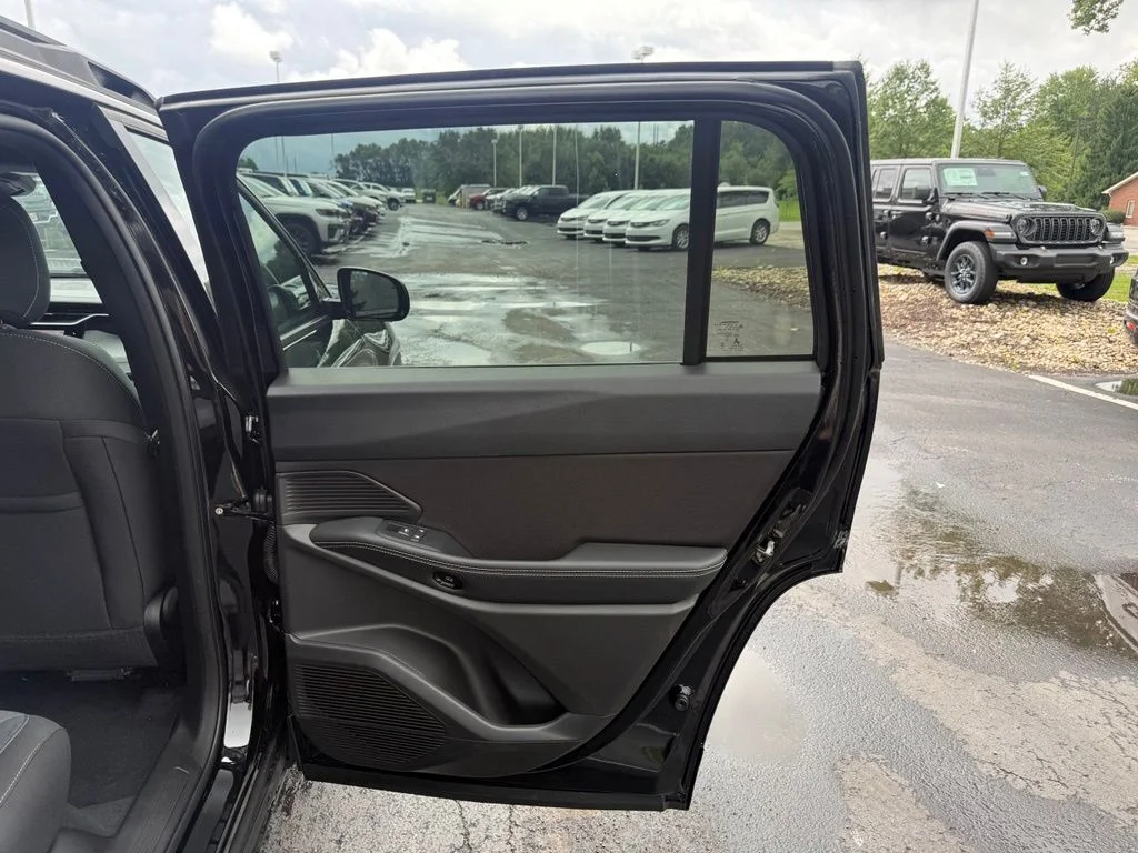 New 2026 Diamond Black Crystal Pearl-Coat Exterior Paint Jeep Laredo image 41