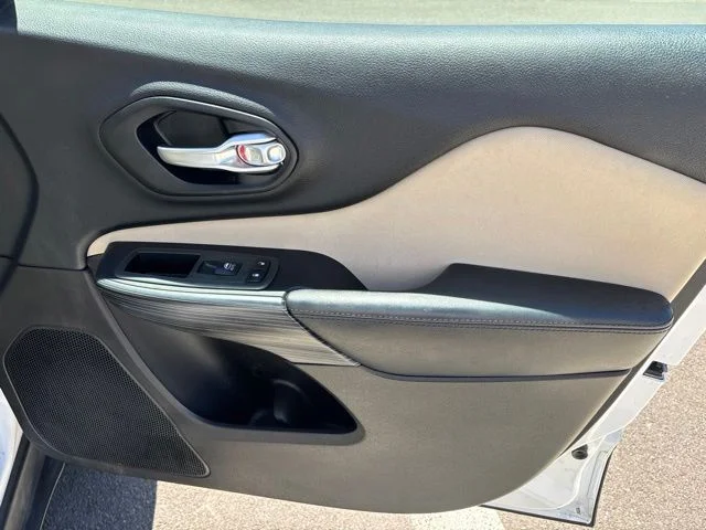 Used 2015 White Jeep Latitude image 20
