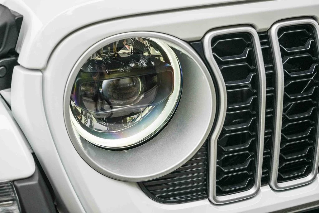 New 2026 Bright White Clear-Coat Exterior Paint Jeep Sahara image 8
