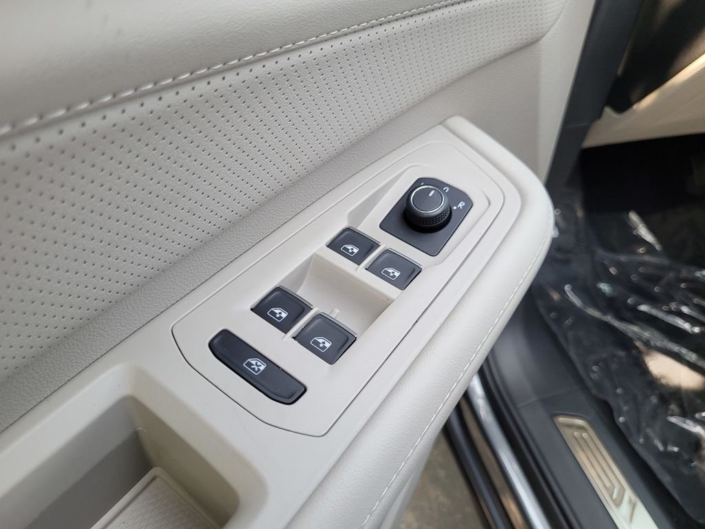 New 2025 Gray Volkswagen 2.0T SE w/Technology image 26
