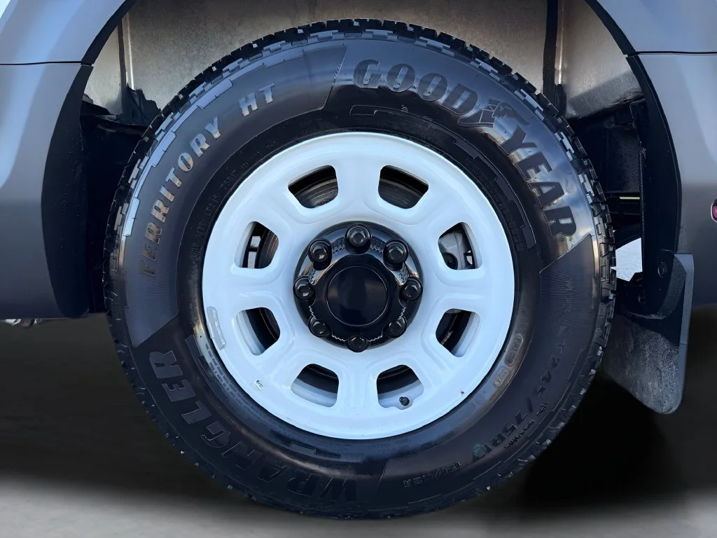 Used 2025 White Chevrolet 400 image 29