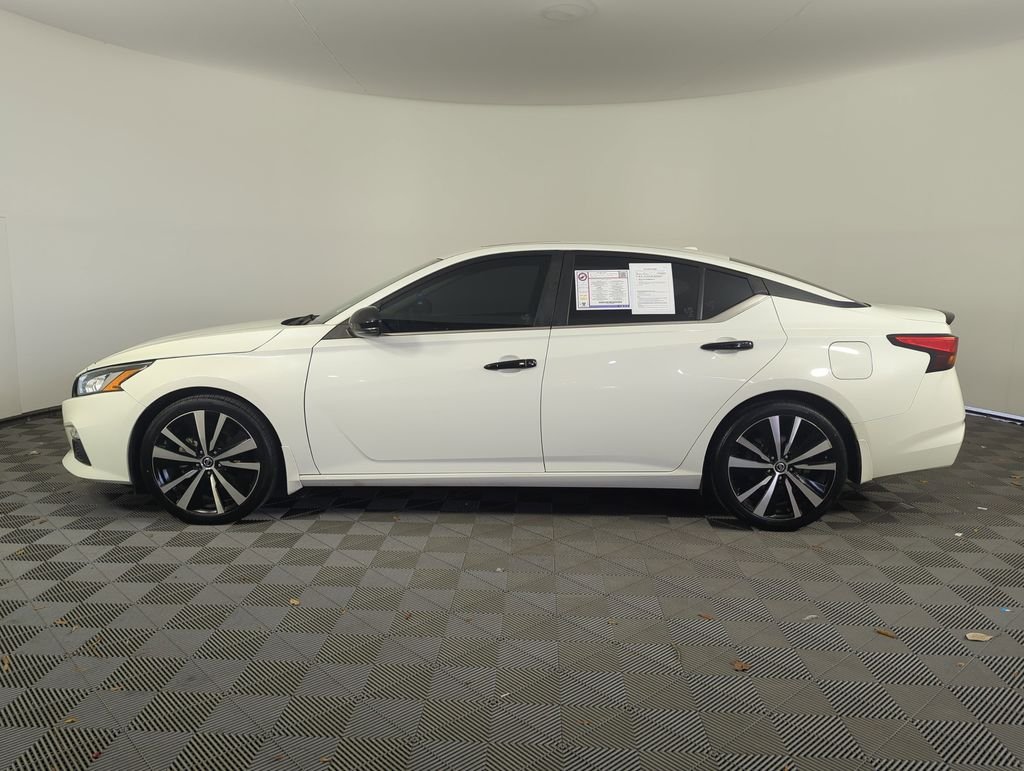Used 2021 White Nissan 2.5 SR image 4