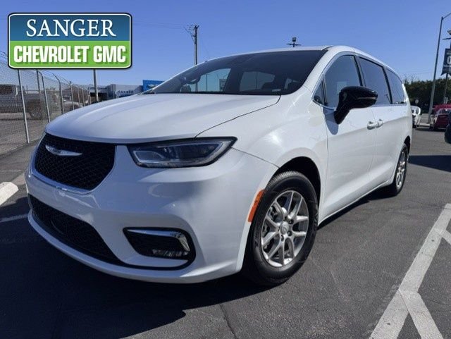 2025 Chrysler Pacifica Select's photo