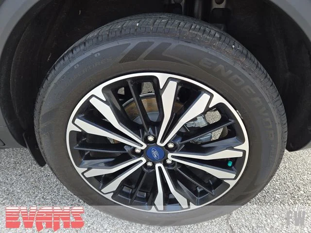 Used 2022 Gray Ford SEL image 22