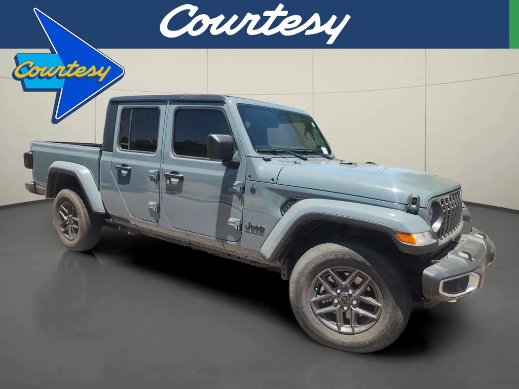 2024 Jeep Gladiator Sport S's photo