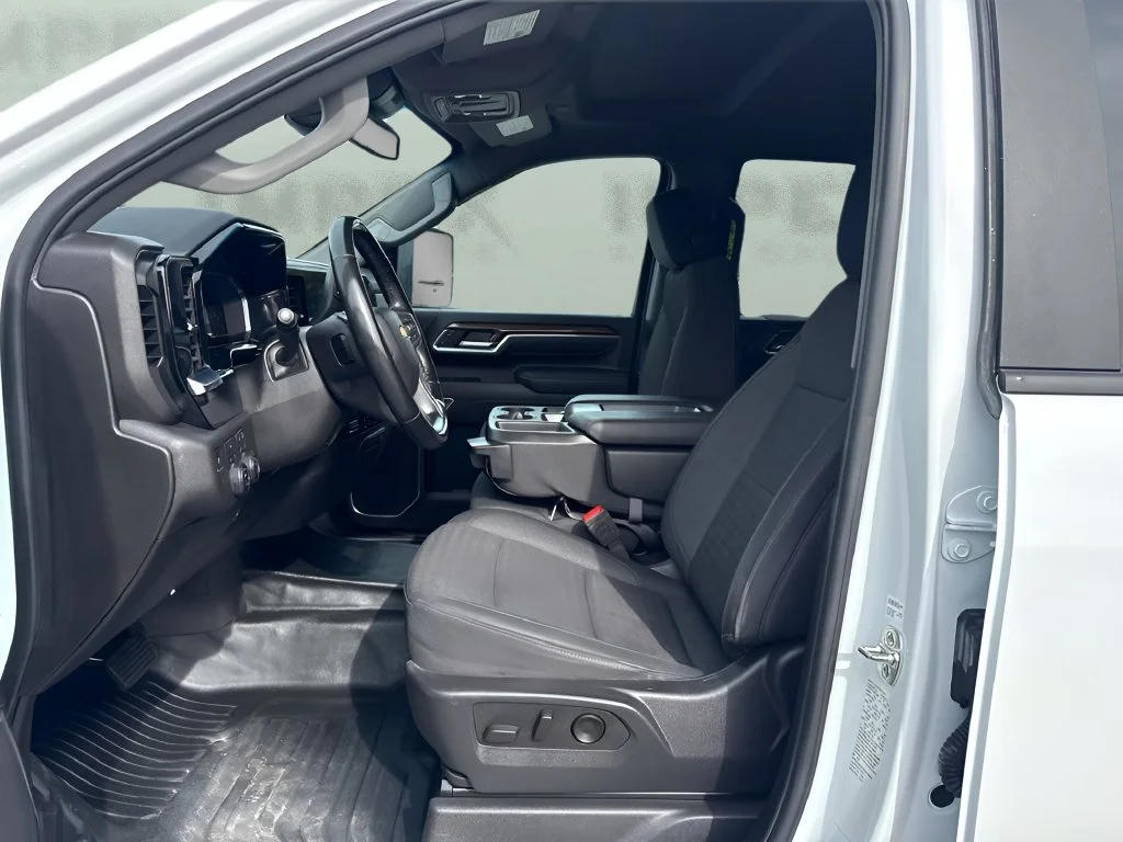 Used 2025 White Chevrolet LT image 9
