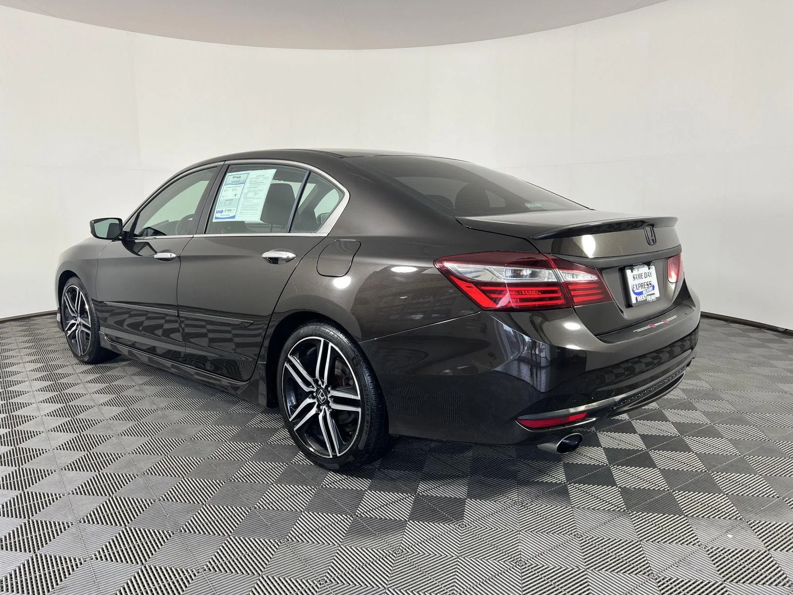 Used 2017 Kona Coffee Metallic Honda Sport SE image 5