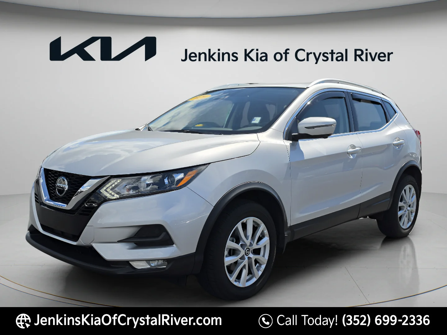 Used 2020 Brilliant Silver Metallic Nissan SV image 11