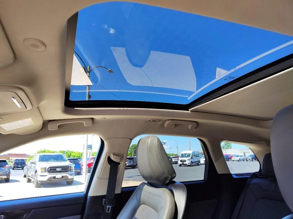 Used 2024 Whisper White Lincoln Grand Touring image 13