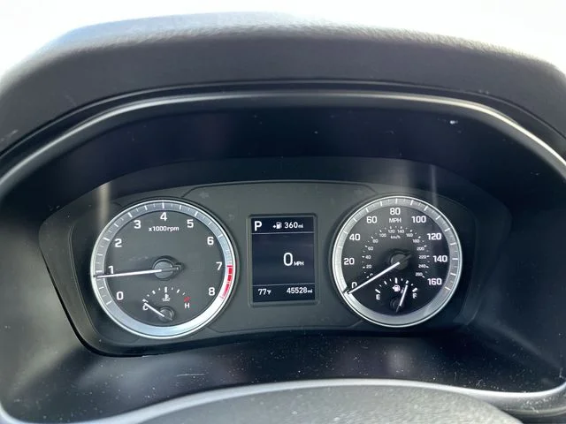 Used 2019 Red Hyundai SE image 12