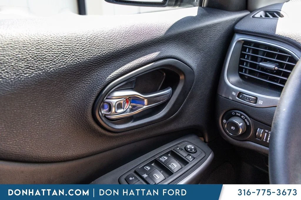 Certified Used 2022 Gray Jeep Latitude Lux image 12