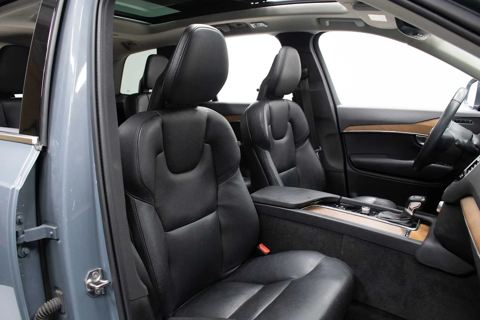 Used 2022 Thunder Grey Metallic Volvo Momentum image 22