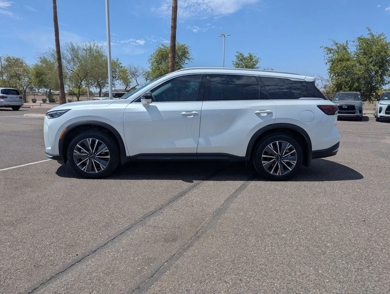 New 2027 RADIANT WHITE INFINITI Luxe AWD image 2