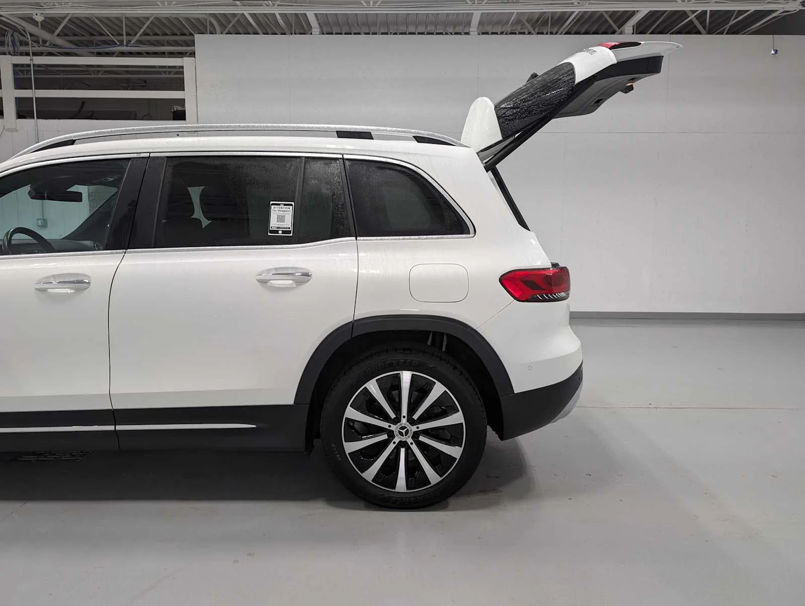 Used 2022 Polar White Mercedes-Benz GLB 250 image 11