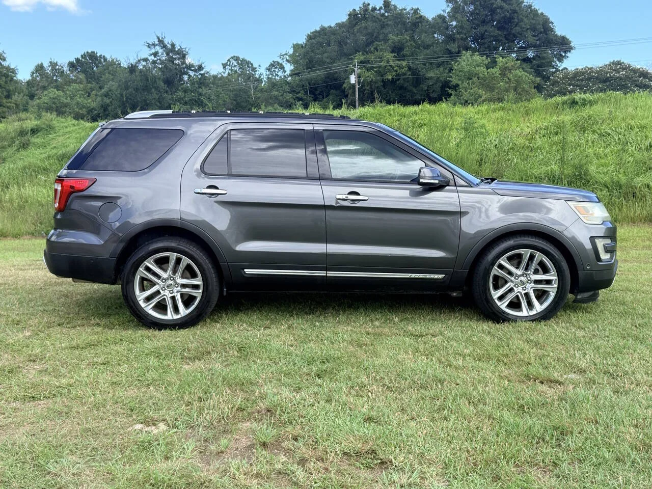 Used 2016 Gray Ford Limited 4dr SUV image 5