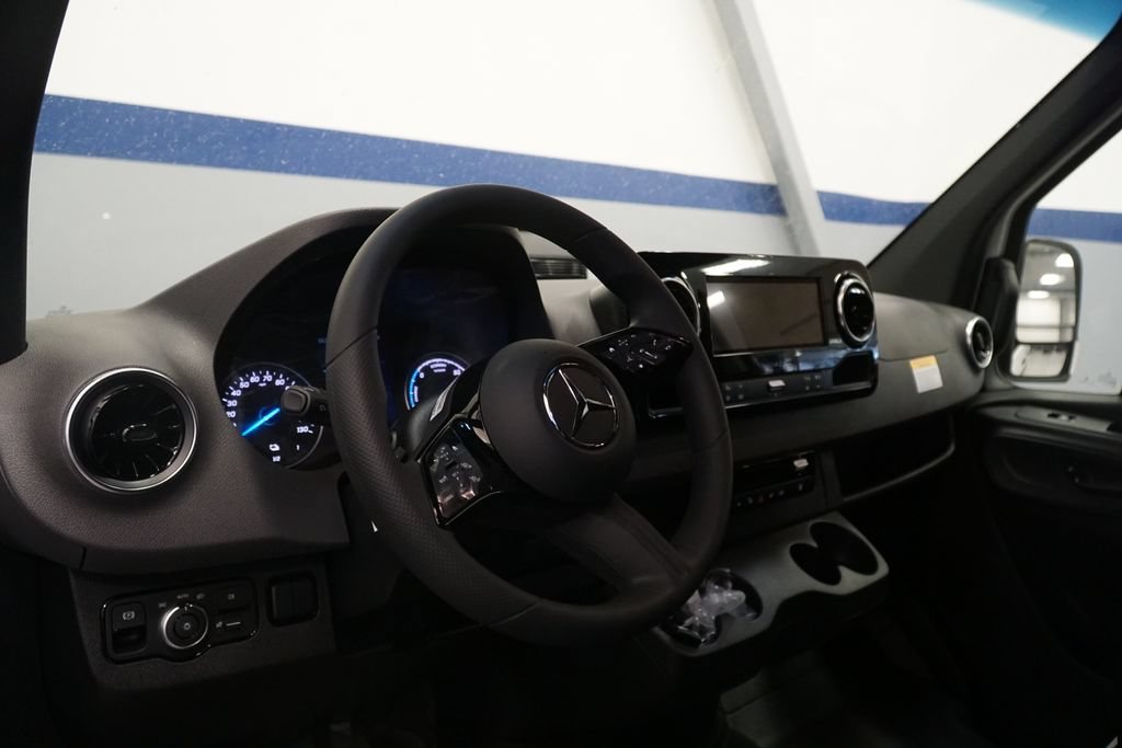 New 2025 Arctic+White Mercedes-Benz Cargo 170 WB image 33