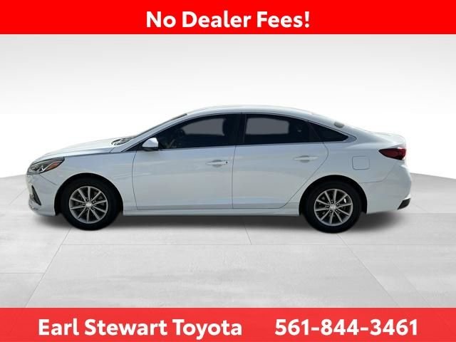 Used 2018 White Hyundai SE image 7