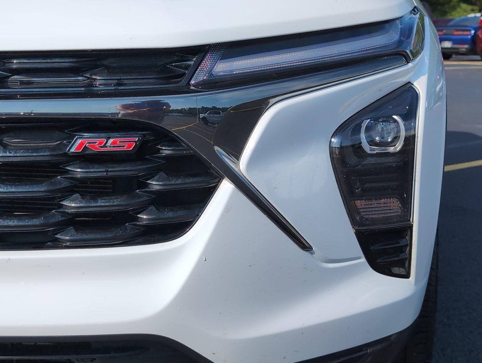 Used 2025 Summit White Chevrolet 2RS image 12