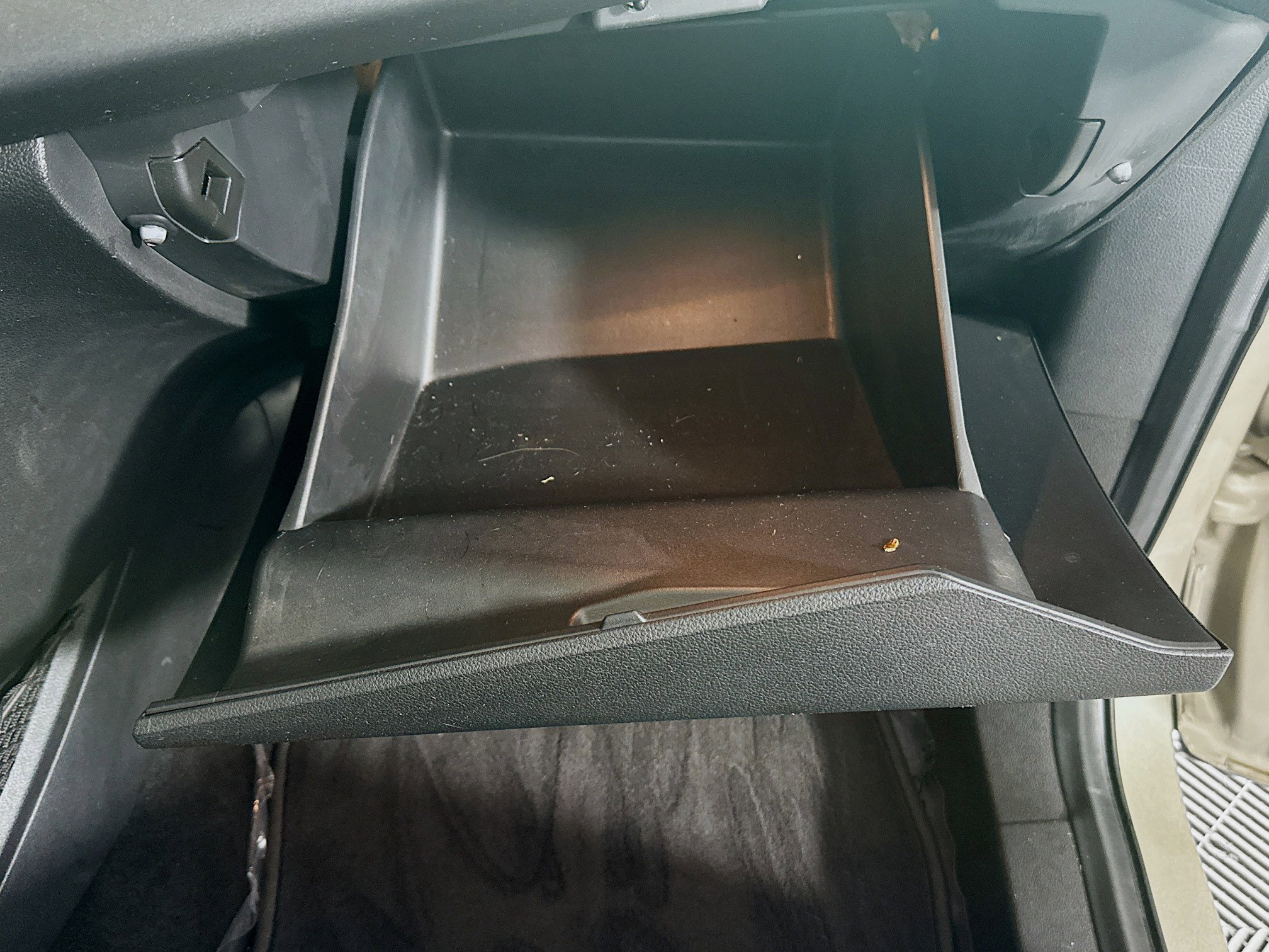 Used 2018 White Gold Metallic Ford SEL image 31