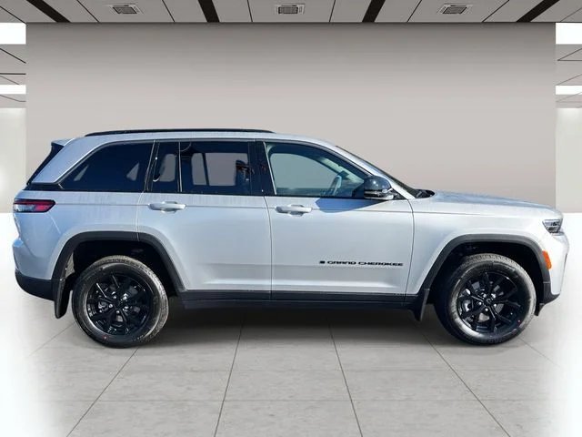 New 2026 Silver Zynith Exterior Paint Jeep Altitude image 2