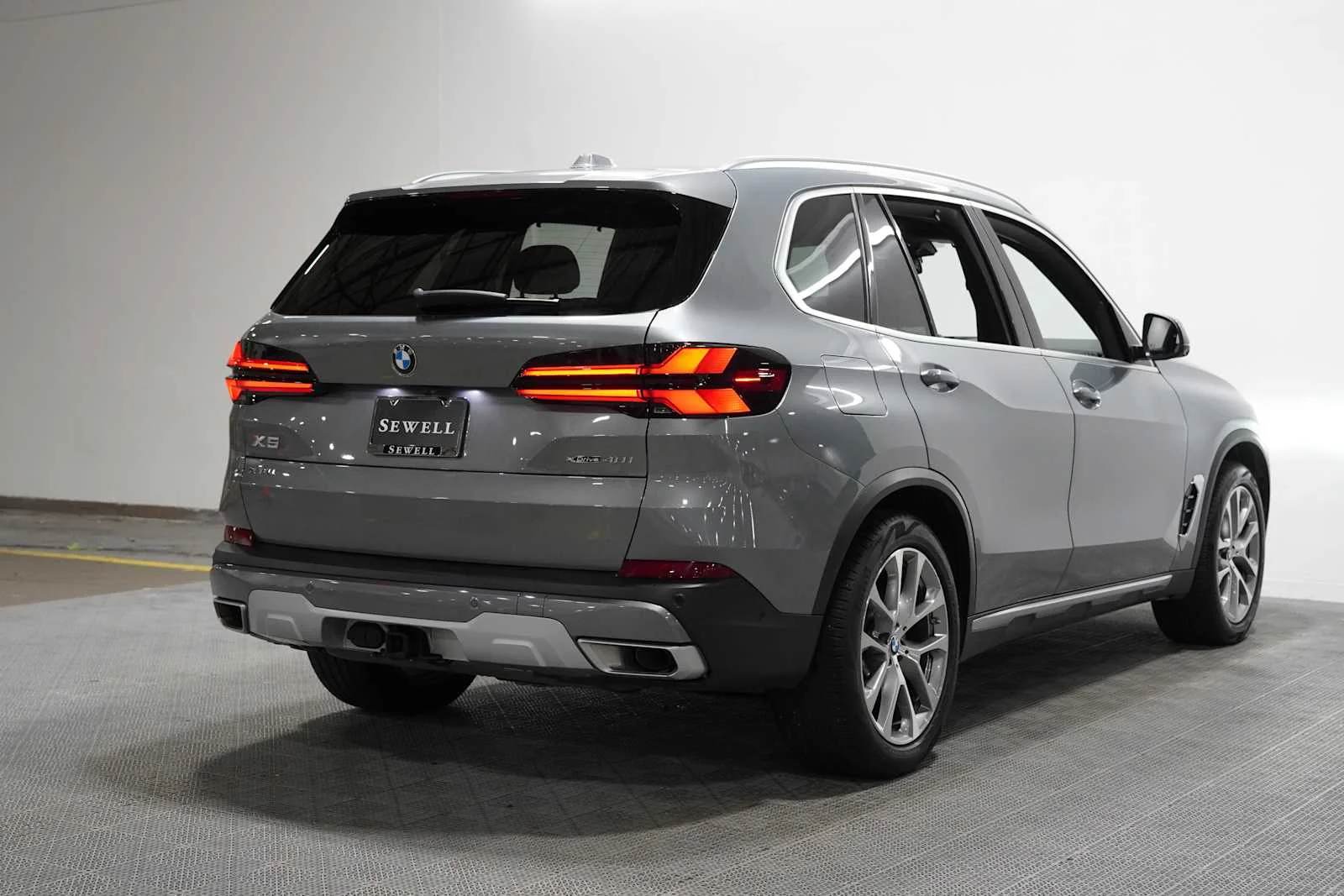 Certified Used 2025 Skyscraper Grey Metallic BMW xDrive40i image 4