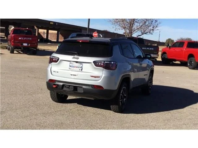 New 2026 Silver Zynith Metallic Clear-Coat  Paint Jeep TRAILHAWK 4X4 image 9
