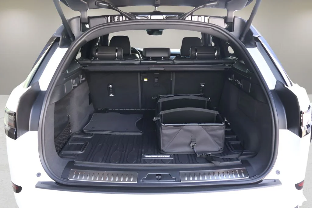 New 2026 Fuji White Land Rover Dynamic SE image 17