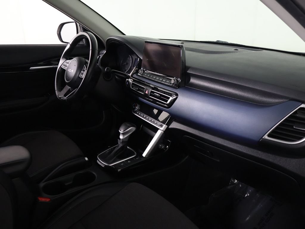 Used 2022 White Kia S image 26