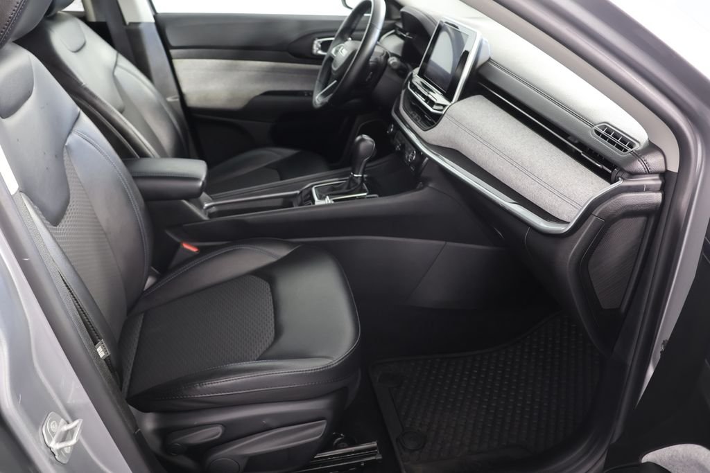 Used 2022 Silver Jeep Latitude image 23