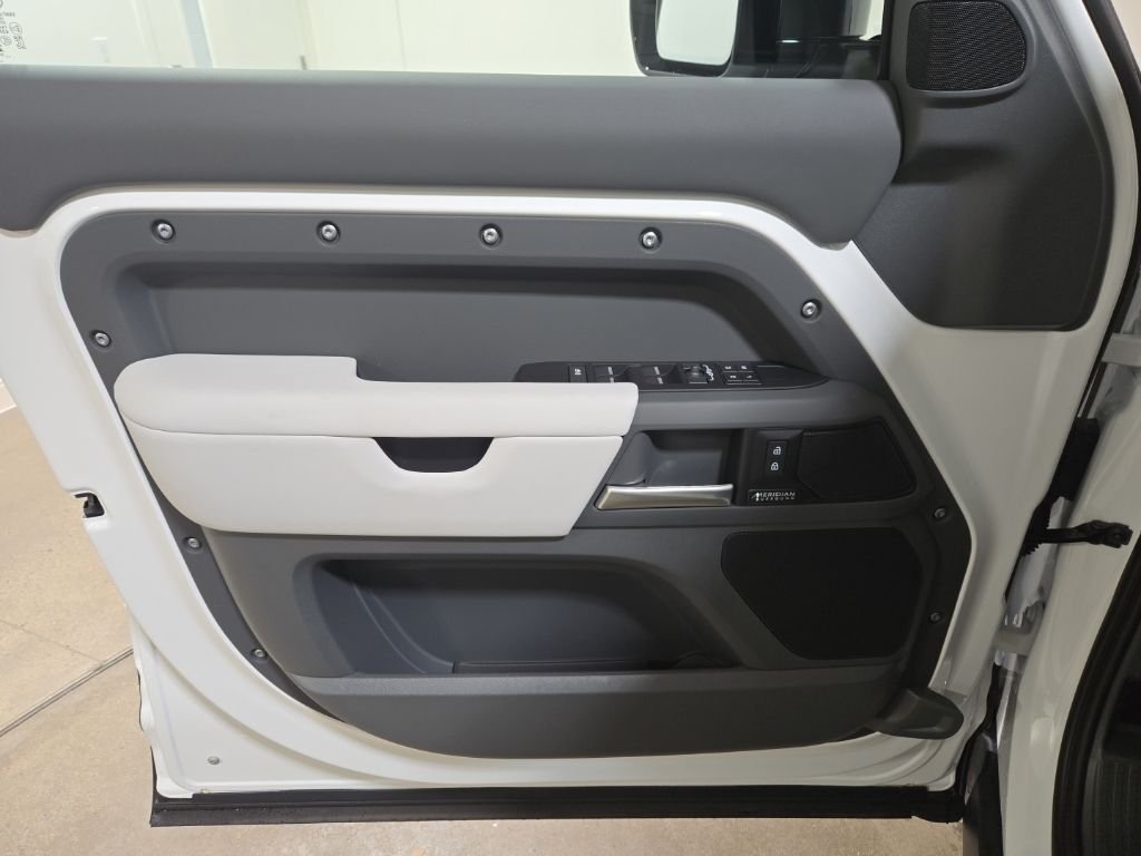 New 2026 Fuji White Land Rover X-Dynamic SE image 25