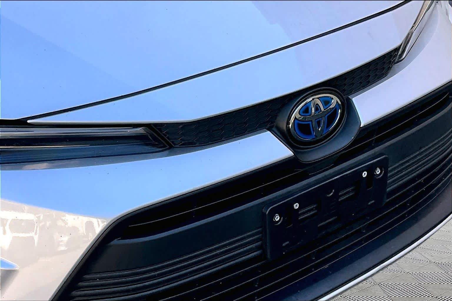 Used 2025 Classic Silver Metallic Toyota Hybrid LE image 30