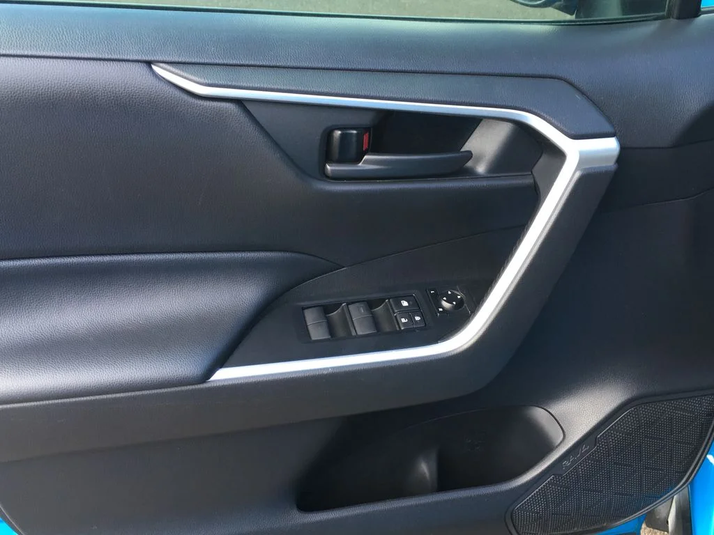 2019 Toyota RAV4 LE - Photo 19