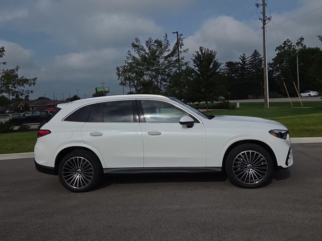 New 2027 MANUFAKTUR Moonlight White Metallic Mercedes-Benz GLC300 image 2