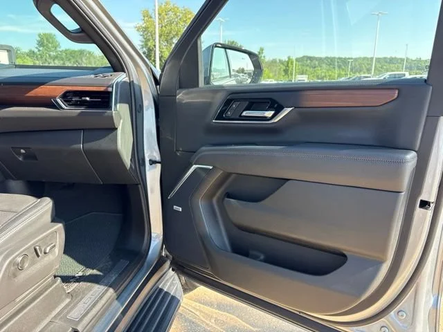 2025 GMC Yukon Denali - Photo 22