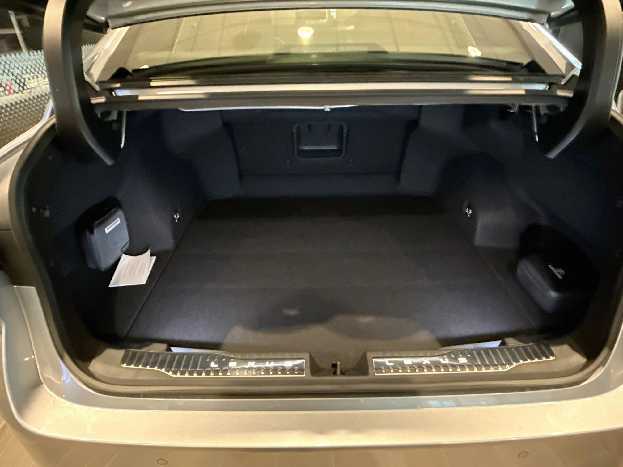 New 2026 Iridium Lexus ES 350e LUXURY image 21