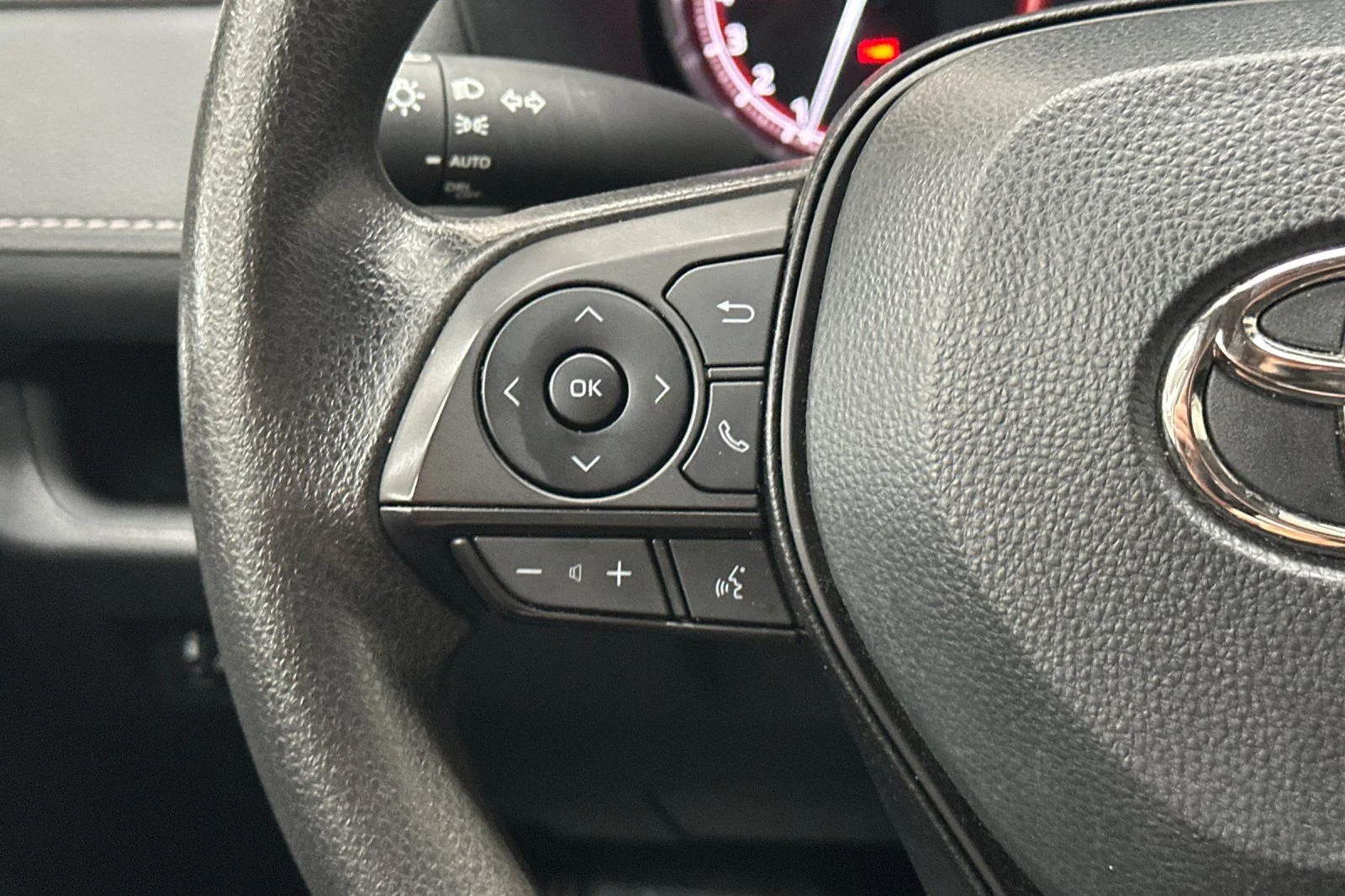 Used 2025 White Toyota XLE image 30
