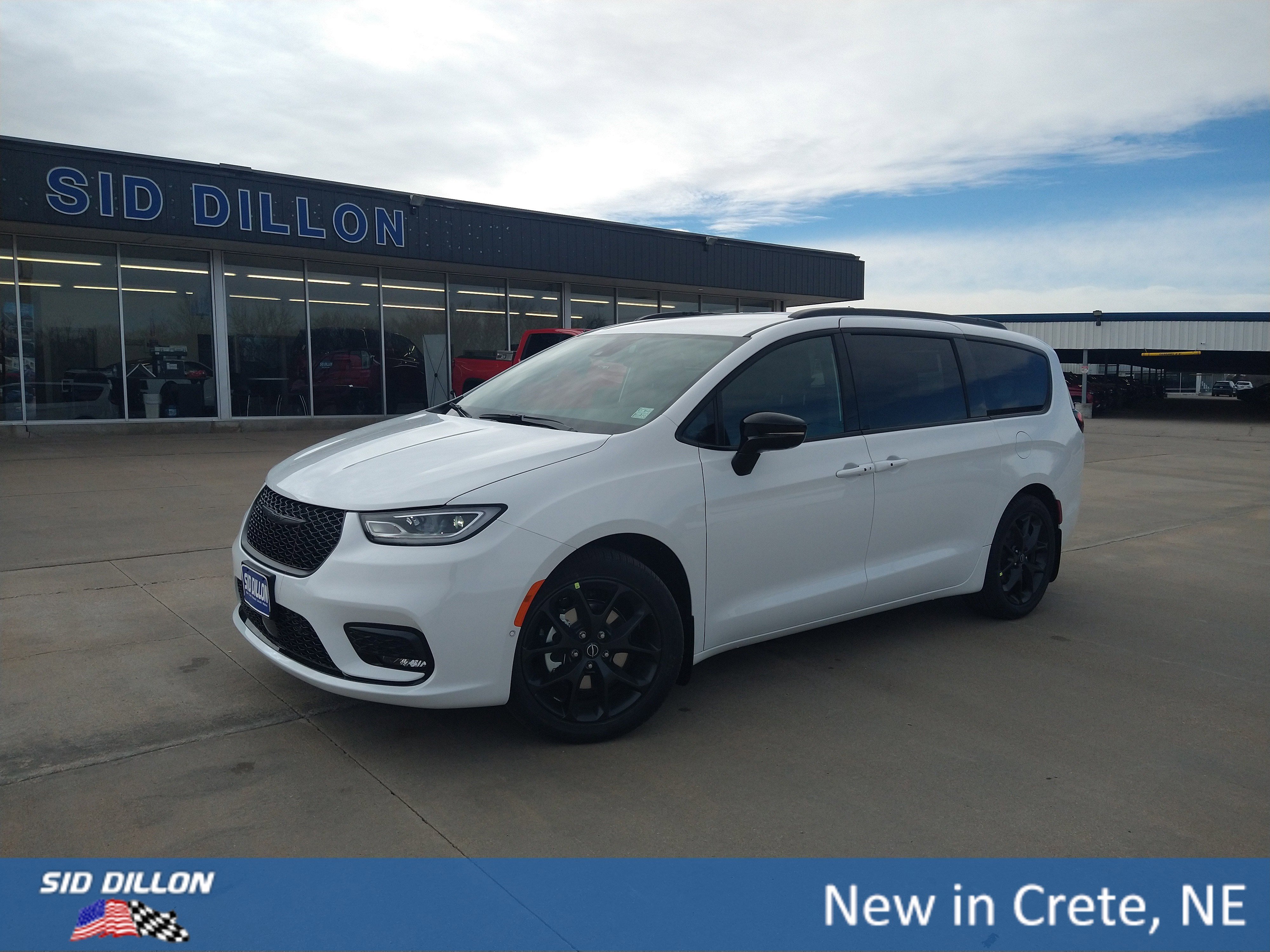 2026 Chrysler Pacifica Select's photo