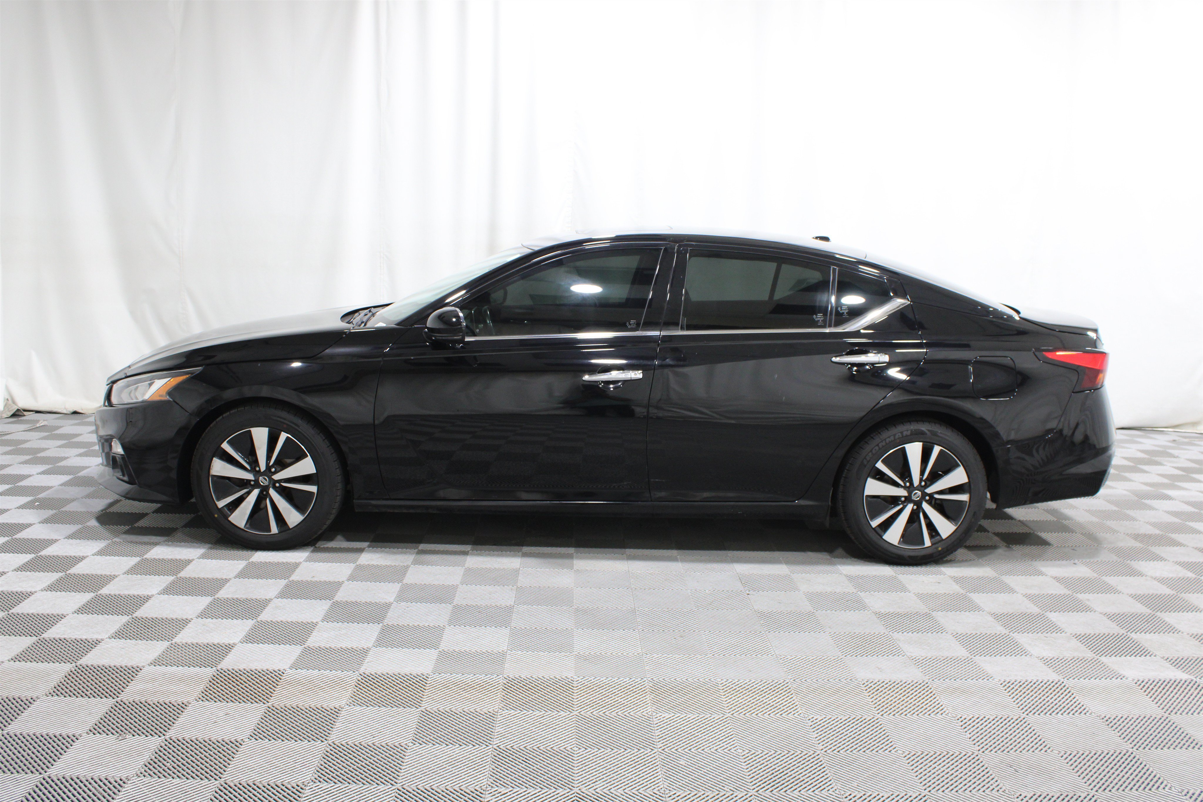 Used 2020 Super Black Nissan 2.5 SL image 33